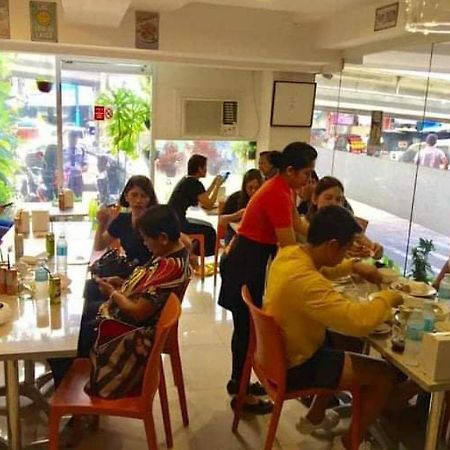 Stone House Hotel Pasay Esterno foto