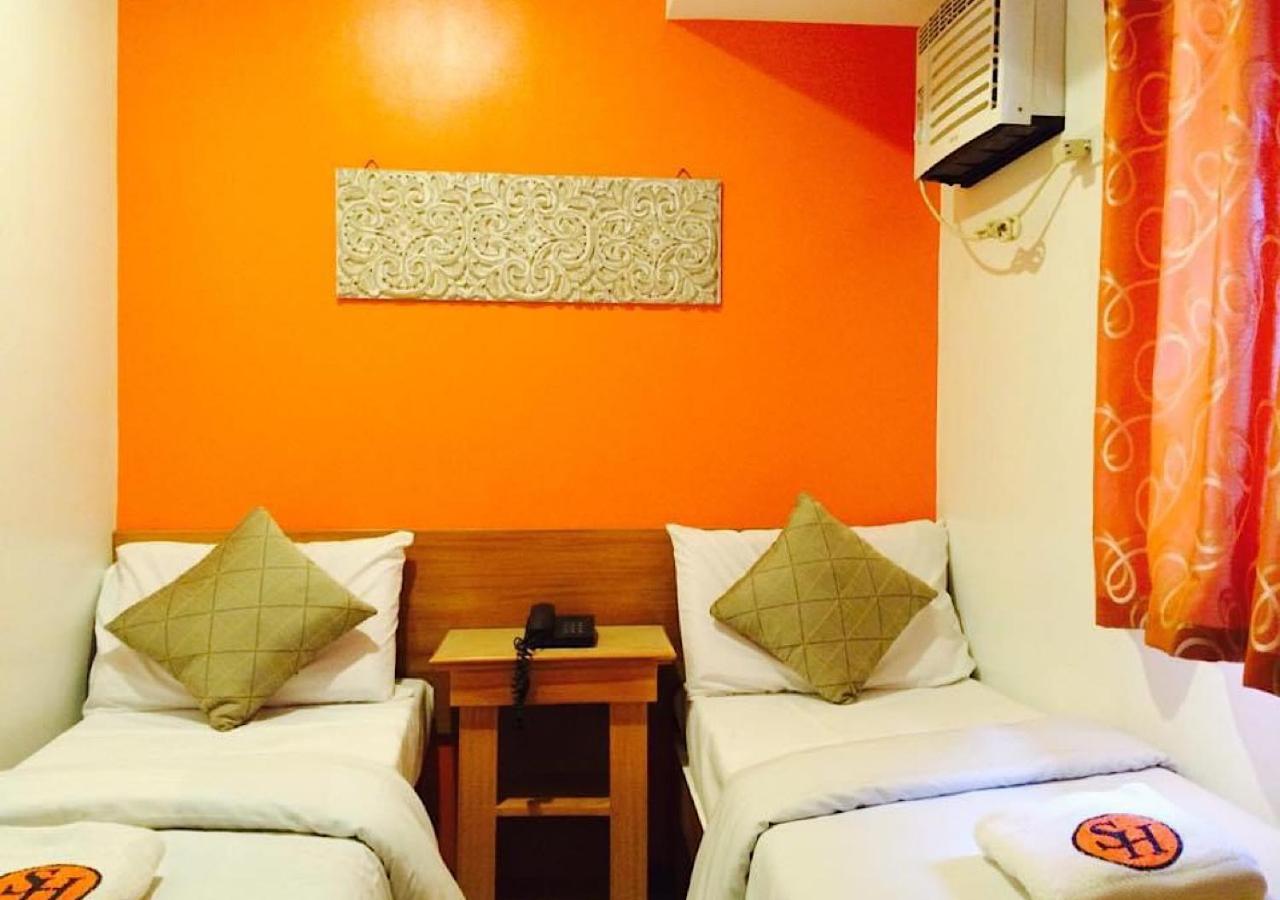 Stone House Hotel Pasay Esterno foto