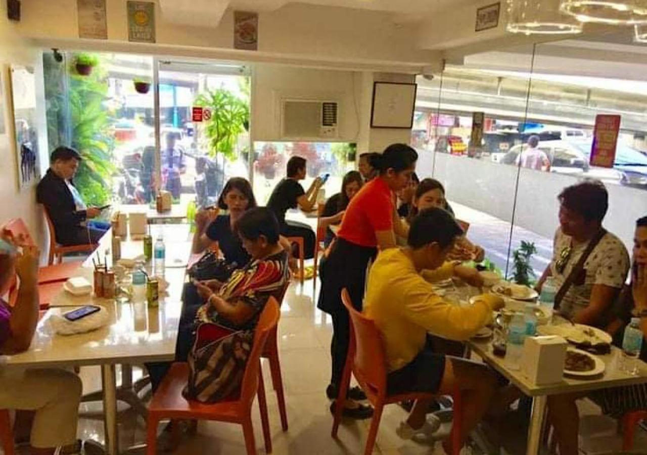 Stone House Hotel Pasay Esterno foto
