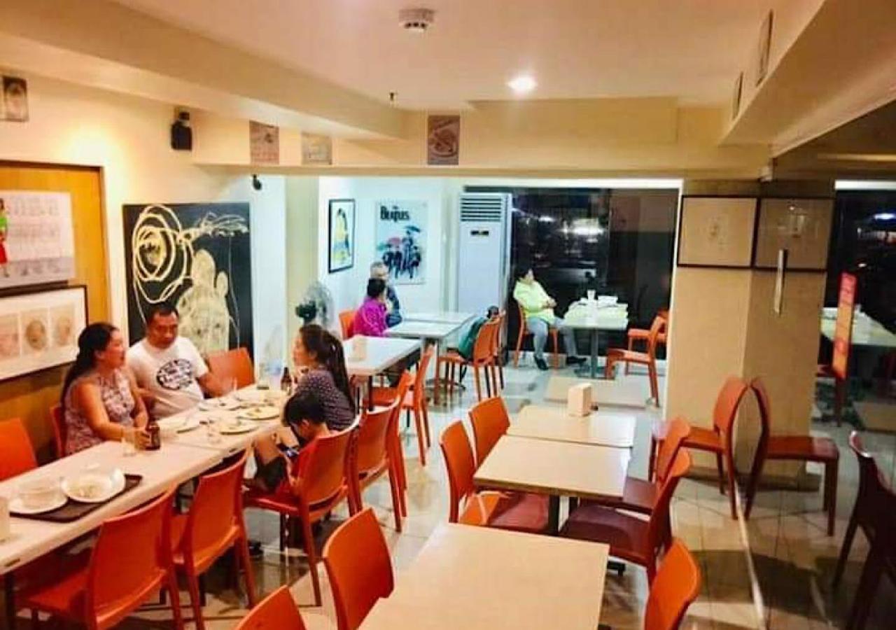 Stone House Hotel Pasay Esterno foto