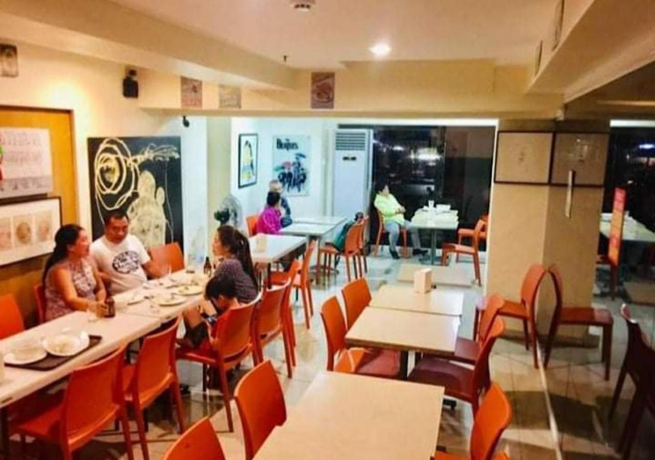 Stone House Hotel Pasay Esterno foto