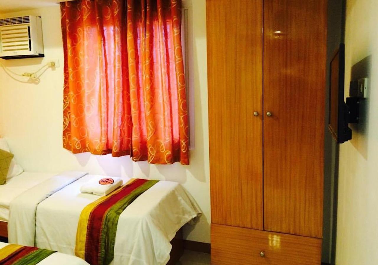 Stone House Hotel Pasay Esterno foto