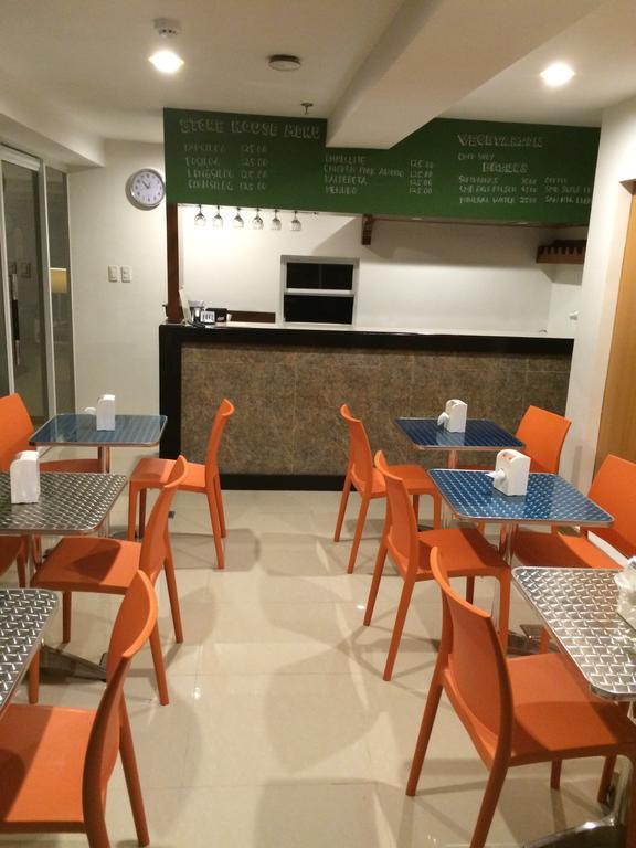 Stone House Hotel Pasay Esterno foto