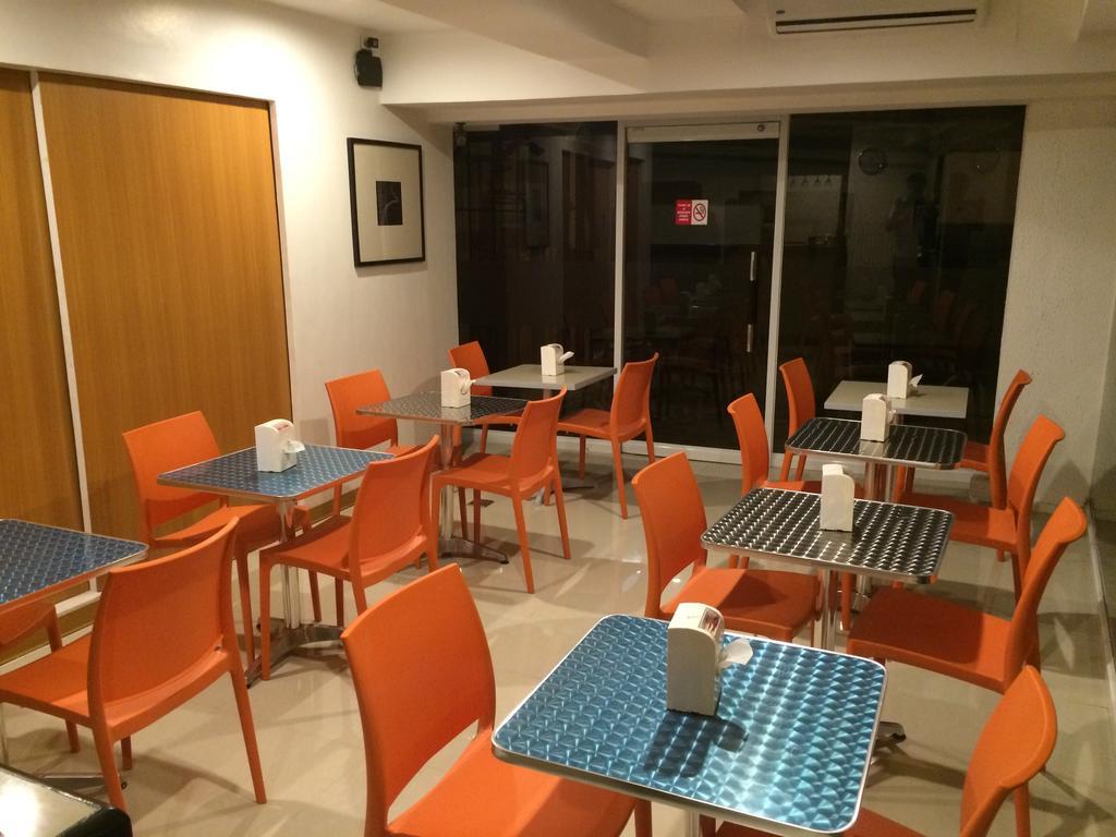Stone House Hotel Pasay Esterno foto