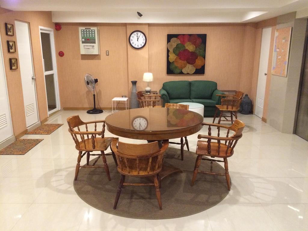Stone House Hotel Pasay Esterno foto