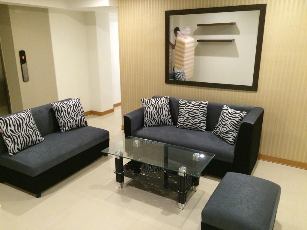 Stone House Hotel Pasay Esterno foto