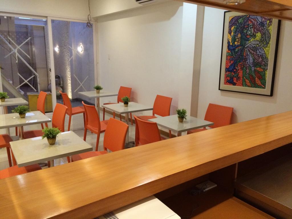 Stone House Hotel Pasay Esterno foto