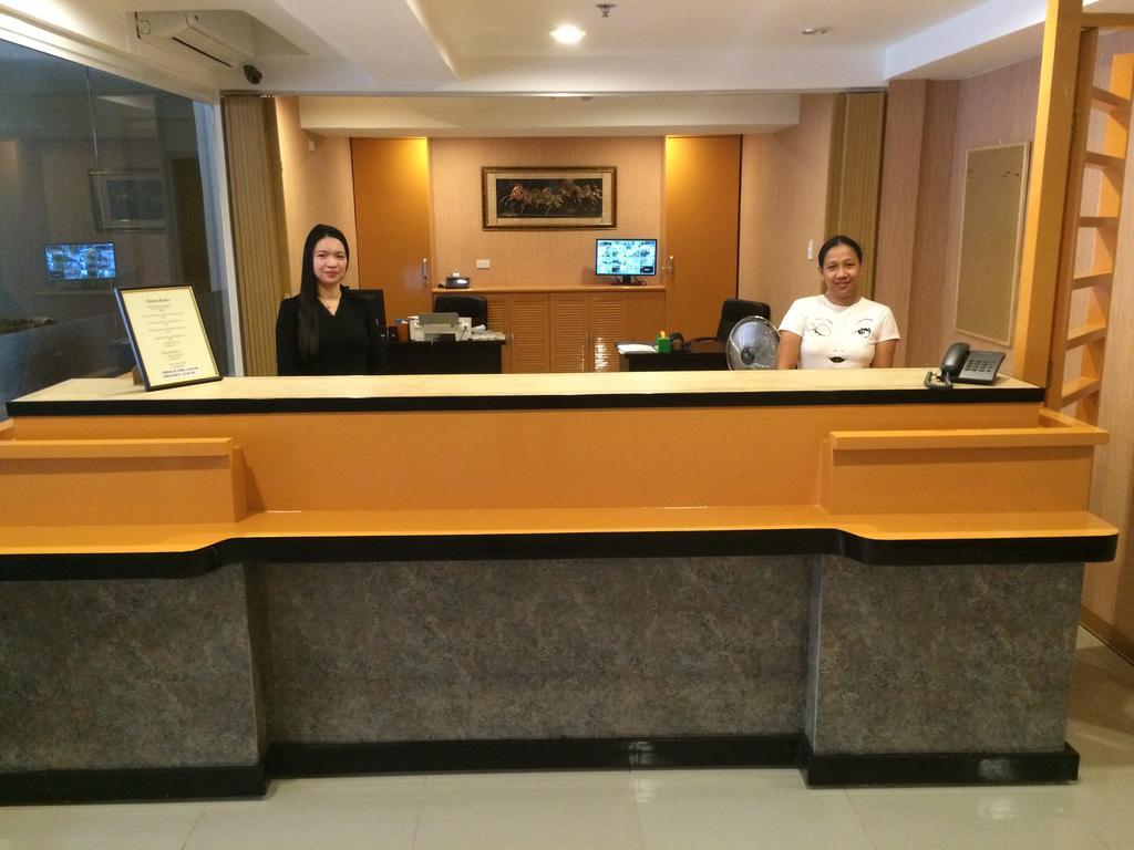Stone House Hotel Pasay Esterno foto