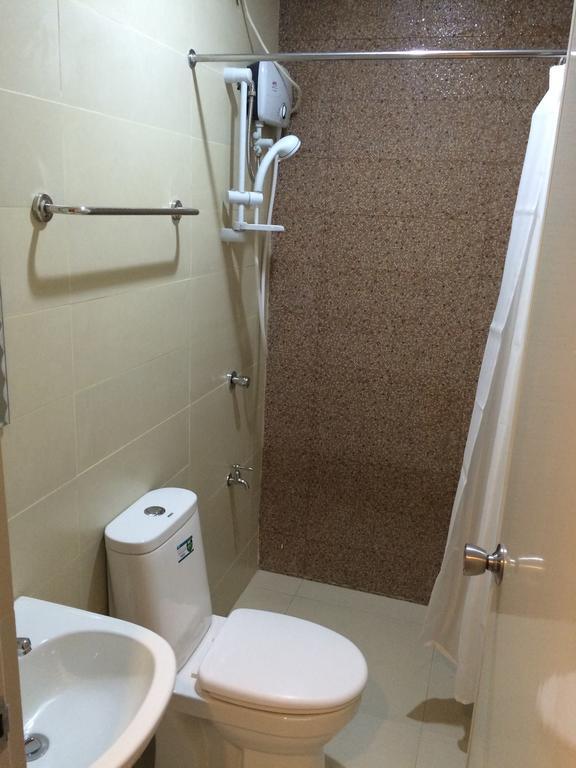 Stone House Hotel Pasay Esterno foto