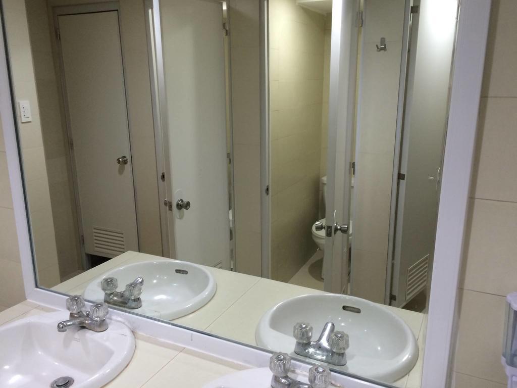 Stone House Hotel Pasay Esterno foto