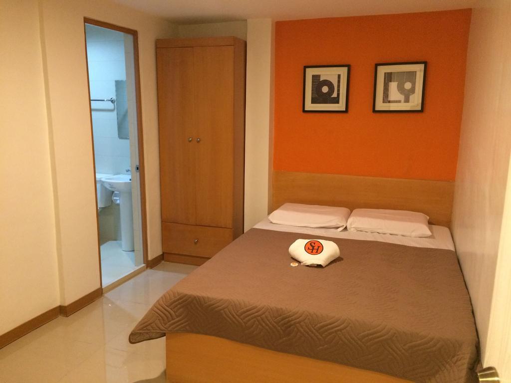 Stone House Hotel Pasay Esterno foto