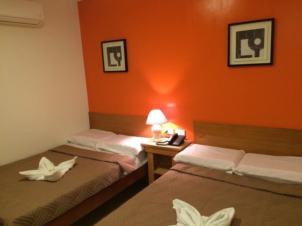 Stone House Hotel Pasay Esterno foto