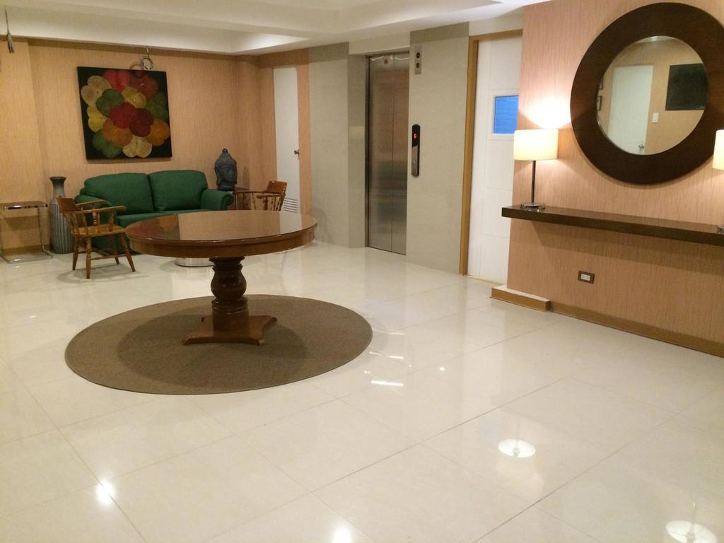 Stone House Hotel Pasay Esterno foto