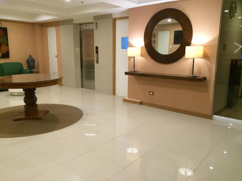 Stone House Hotel Pasay Esterno foto