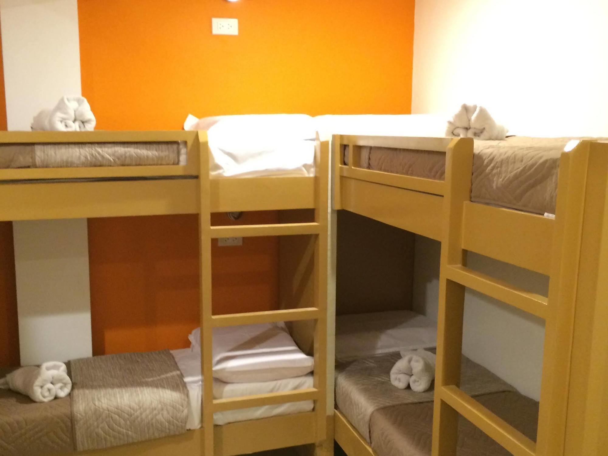 Stone House Hotel Pasay Esterno foto