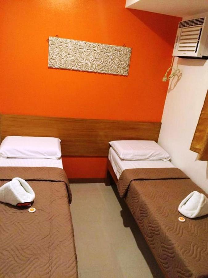 Stone House Hotel Pasay Esterno foto